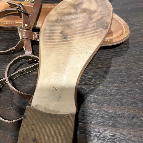 Guess leather flat sandal - Picture 2 of 3